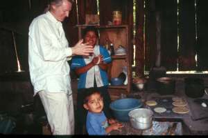 David making tortillas with children watching (253.76 Kb)